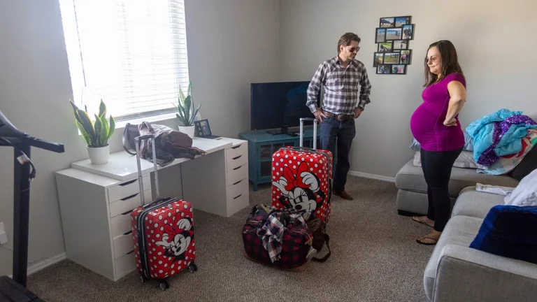 صحاري الأمومة تتوسع: لماذا تغلق المستشفيات أقسام الولادة؟